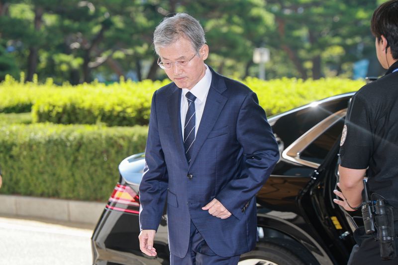조희대 대법원장이 3일 서울 서초구 대법원으로 출근하며 인사하고 있다. 연합뉴스