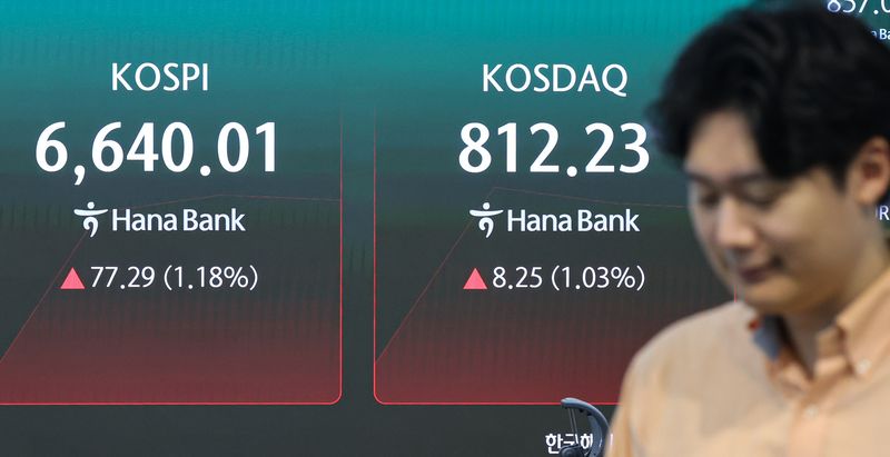 3일 서울 중구 하나은행 딜링룸 전광판에 코스피, 코스닥 지수가 표시되고 있다. 뉴스1 제공