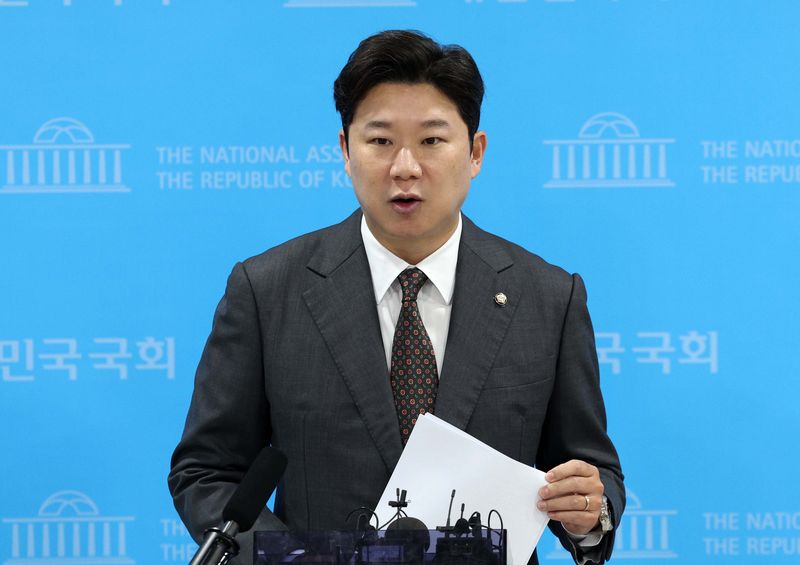 진종오 국민의힘 의원이 21일 서울 여의도 국회 소통관에서 현안 관련 기자회견을 마치고 취재진 질문에 답하고 있다. 뉴시스