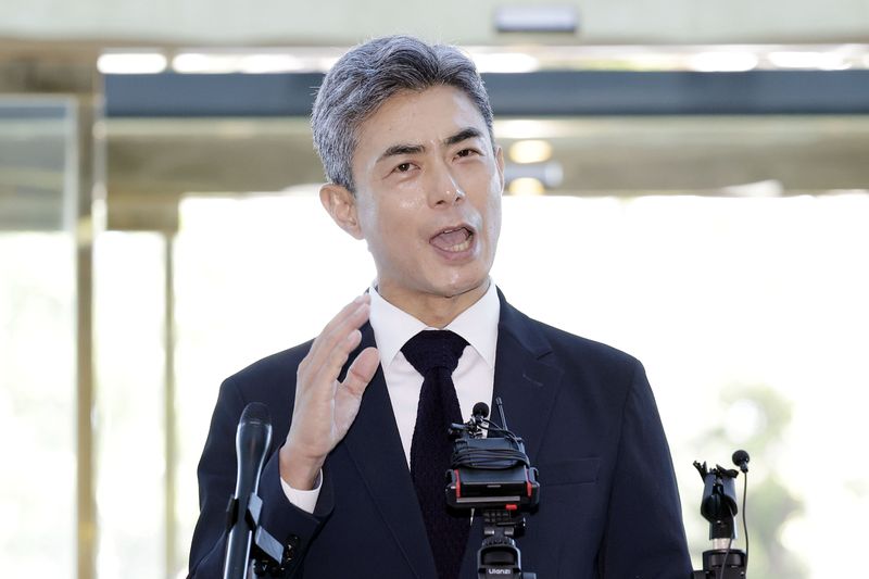 강신철 국방부 장관 후보자가 3일 서울 용산구의 인사청문회 준비 사무실로 출근하며 취재진 질문에 답변하고 있다. 뉴시스