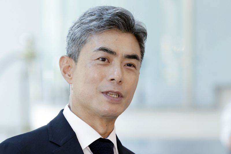 강신철 국방부 장관 후보자가 3일 서울 용산구의 인사청문회 준비 사무실로 출근하며 취재진 질문에 답변하고 있다. 뉴시스