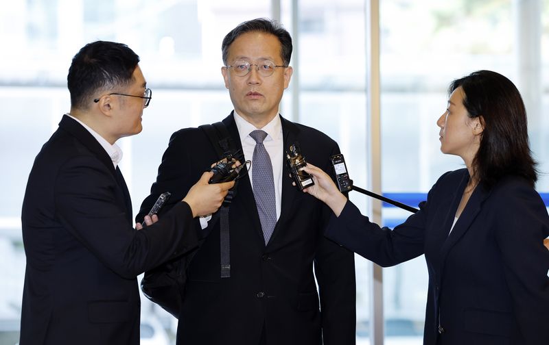 [서울=뉴시스] 김혜진 기자 = 이형일 부총리 겸 재정경제부 장관 후보자가 3일 서울 중구 예금보험공사 본사에 마련된 인사청문 준비 사무실로 첫 출근하고 있다. 2026.09.03. jini@newsis.com
