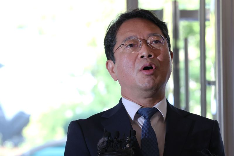 김승원 법무부 장관 후보자가 3일 오전 서울 종로구 적선현대빌딩에 마련된 인사청문회 준비사무실로 출근하며 취재진 질문에 답하고 있다. 뉴스1