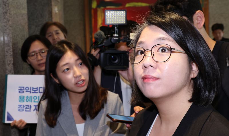 용혜인 성평등가족부 장관 후보자가 3일 오전 서울 서대문구 한국청소년활동진흥원에 마련된 인사청문회 준비사무실로 출근하며 미래당 관계자들에게 사퇴 요구를 받고 있다. 2026.09.03 /사진=뉴스1