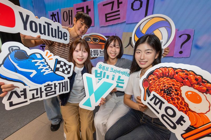 KT 모델들이 Y 브랜드 10주년 기념 유튜브 공동 캠페인을 소개하는 모습. KT 제공