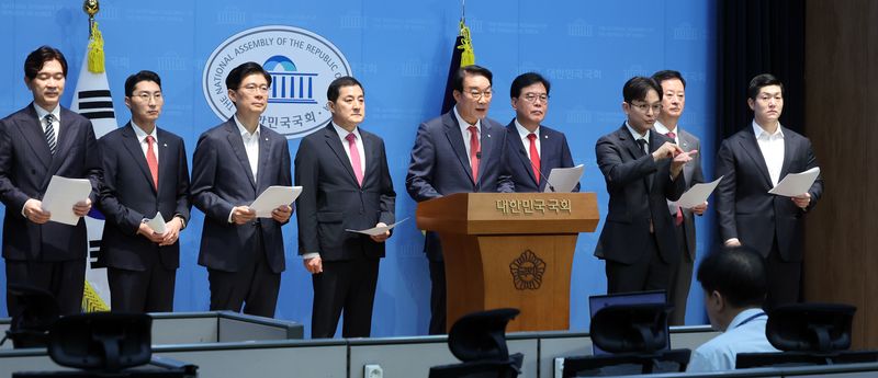 서일준 국민의힘 정무위원회 간사 및 의원들이 3일 오전 서울 여의도 국회 소통관에서 '단일종목 레버리지 ETF 도입 관련 국정조사 추진' 기자회견을 마치고 취재진 질문에 답하고 있다. 뉴스1