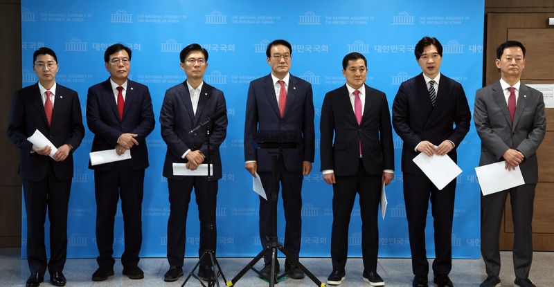 서일준 국민의힘 정무위원회 간사 및 의원들이 3일 오전 서울 여의도 국회 소통관에서 '단일종목 레버리지 ETF 도입 관련 국정조사 추진' 기자회견을 마치고 취재진 질문에 답하고 있다. 뉴스1