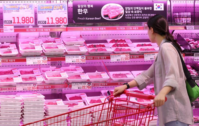 지난 2일 서울 시내 한 대형마트에서 시민들이 한우를 살펴보고 있다. 뉴시스