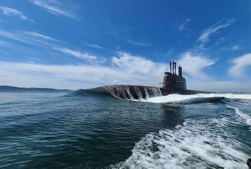 장보고 III Batch-2(장영실급) 잠수함. 세계 최고 수준의 3600t급 디젤 잠수함이다. 리튬전지 체계를 탑재해 잠항 능력이 크게 향상되었으며, 소나 및 전투체계가 국산화·고도화되어 표적 탐지 및 은밀 타격 능력이 극대화되었다. 수직발사관(VLS)이 10문으로 늘어나 잠수함발사탄도미사일(SLBM) 운용 등 전략적 타격 능력이 대폭 강화된 것이 핵심 특징이다. 한화오션 제공