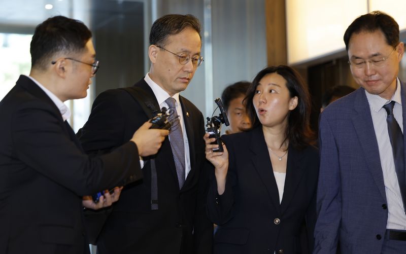 이형일 부총리 겸 재정경제부 장관 후보자가 3일 서울 중구 예금보험공사 본사에 마련된 인사청문 준비 사무실로 첫 출근하며 기자들의 질문에 답하고 있다. 뉴시스