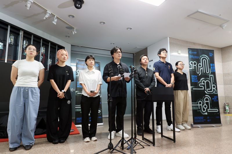 광주비엔날레 중국 파빌리온 기획진이 3일 오전 전남광주 서구 하정웅미술관에서 기자회견을 열고 전시 철수에 대한 입장을 발표하고 있다. ⓒ 뉴스1 조수민 기자