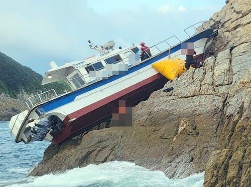 암초 만나 좌초된 낚시어선 (출처=연합뉴스)