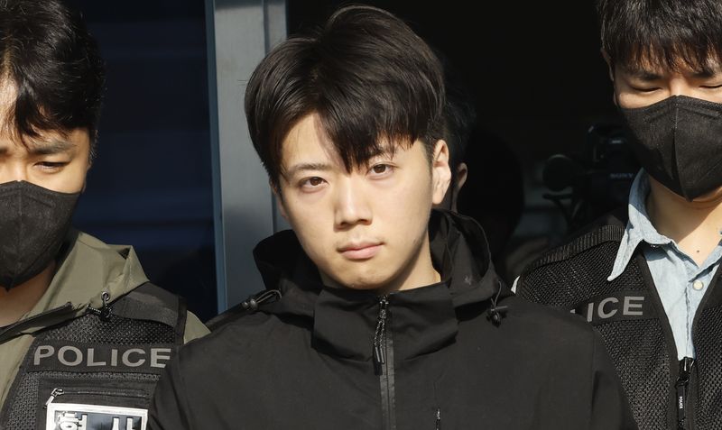 광주 도심에서 일면식도 없는 10대 여고생을 살해한 장윤기 씨가 14일 오전 광주 서부경찰서에서 검찰로 송치되고 있다. /사진=뉴스1