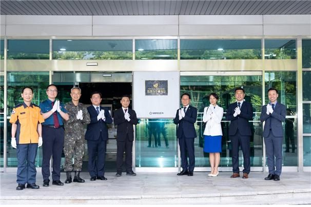 경호안전통제단 종합상황실이 9월 2일 서울 종로구 소재 대통령경호처부속청사에서 현판 제막식을 개최하고 운영에 돌입하였다. 황인권 경호안전통제단장 등 주요 참석자들이 경호종합상황실 가동을 축하하고 있다(대통령경호처 제공)