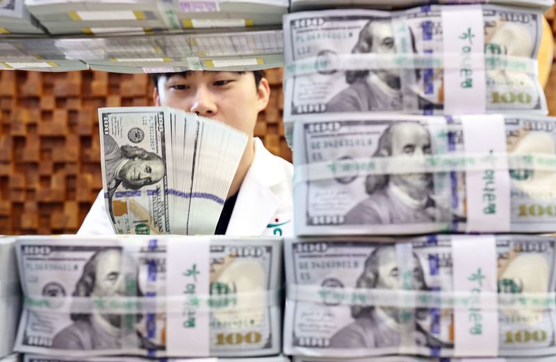 지난 3일 서울 중구 하나은행 위변조대응센터에서 직원이 달러를 정리하고 있다. 연합뉴스
