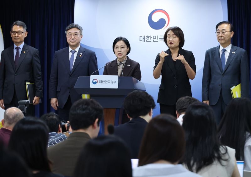한성숙 국무총리가 3일 서울 종로구 정부서울청사에서 열린 행정·공공기관 이전 및 공공기관 기능 개혁 관련 기자회견을 하고 있다. 연합뉴스