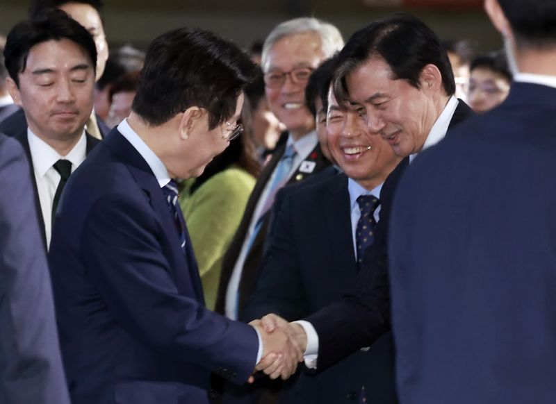 [고양=뉴시스] 최동준 기자 = 이재명 대통령이 지난해 12월2일 경기 고양시 킨텍스에서 열린 제22기 민주평화통일자문회의 출범회의에 입장하며 조국 조국혁신당 대표와 악수하고 있다. 2025.12.02. photocdj@newsis.com