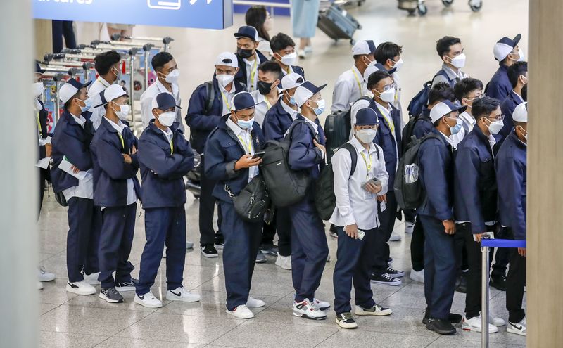 [인천공항=뉴시스] 정병혁 기자 = 지난 2023년 6월 20일 오전 인천국제공항 제1터미널 입국장에서 미얀마에서 온 외국인근로자들이 입국하고 있다. 2023.06.20. jhope@newsis.com