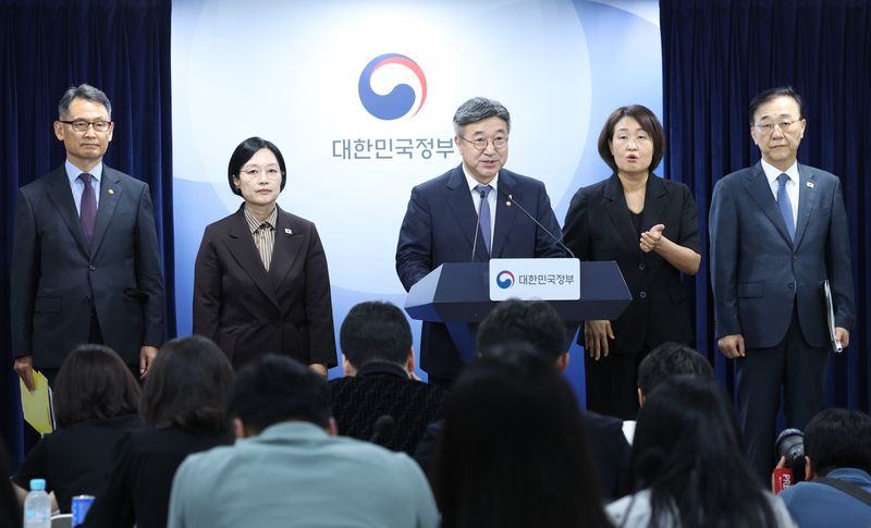 [서울=뉴시스] 조수정 기자 = 윤호중 행정안전부 장관이 3일 오전 서울 종로구 정부서울청사에서 행정·공공기관 이전 및 공공기관 기능개혁 관련 기자회견을 하고 있다. 왼쪽부터 허장 재정경제부 2차관, 한성숙 국무총리, 윤 장관, 수어통역사, 김윤덕 국토교통부 장관. 2026.09.03. chocrystal@newsis.com /사진=뉴시스