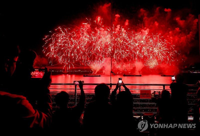 불꽃을 담아라 (출처=연합뉴스)