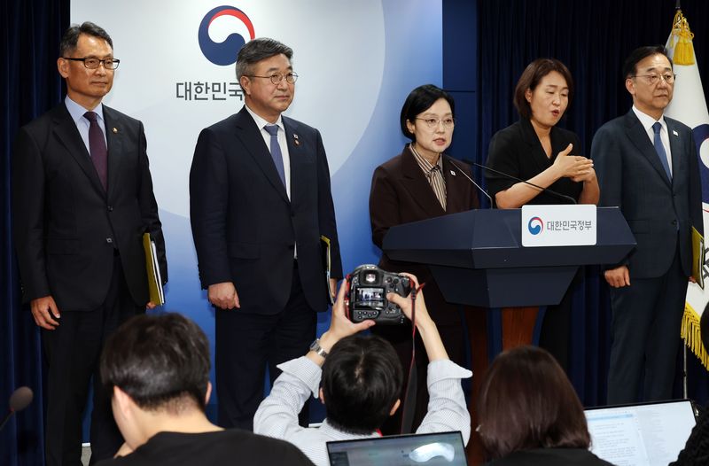 한성숙 국무총리가 3일 정부서울청사에서 행정·공공기관 이전 관련 기자회견을 하고 있다. 윤호중 행안부장관, 김윤덕 국토부장관, 허장 재경부2차관이 배석했다. 뉴스1.