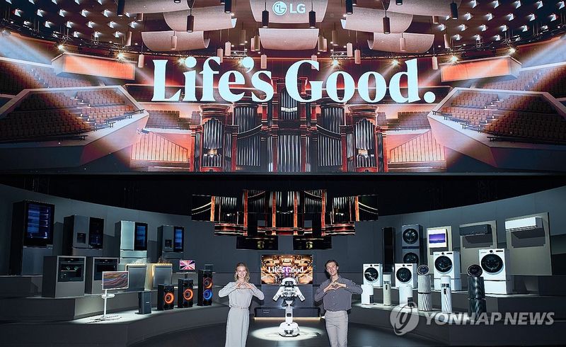 오는 4일(현지시간)부터 닷새간 독일 베를린에서 열리는 'IFA 2026' LG전자 전시 공간에서 모델이 홈로봇 'LG 클로이드'의 지휘 아래 제품과 기술, 서비스가 하나의 AI 생태계로 연결되는 모습을 담은 전시 콘텐츠 'LG AI 오케스트라'를 감상하고 있다. LG전자 제공