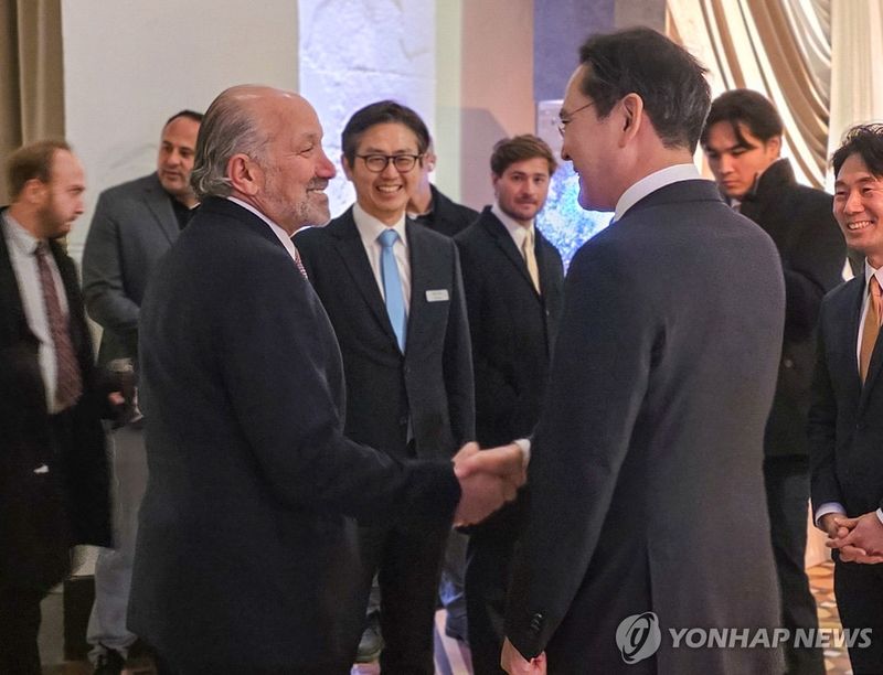 '이건희 컬렉션' 갈라 디너, 악수하는 이재용 회장과 미국 상무부 장관 (출처=연합뉴스)