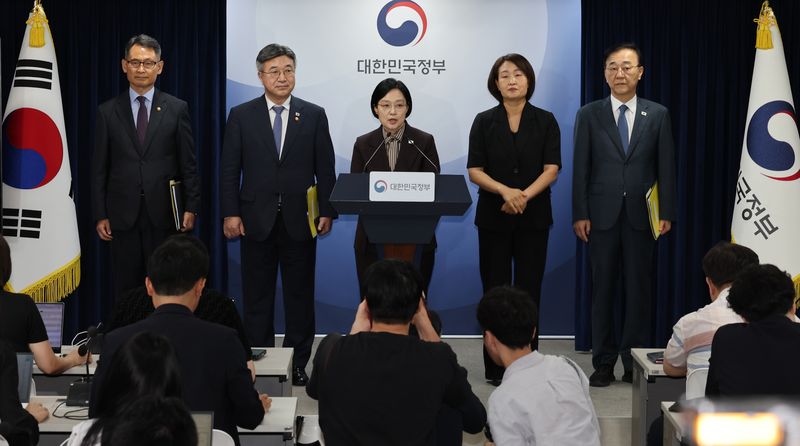 한성숙 국무총리가 3일 서울 종로구 정부서울청사에서 행정·공공기관 이전 관련 기자회견을 하고 있다. 윤호중 행안부장관, 김윤덕 국토부장관, 허장 재경부2차관이 배석했다. 2026.9.3 ⓒ 뉴스1 이종덕 기자