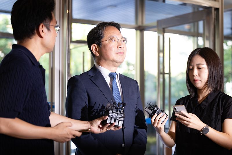 [서울=뉴시스] 황준선 기자 = 김승원 법무부 장관 후보자가 3일 오전 서울 종로구 적선현대빌딩에 마련된 인사청문 준비 사무실로 출근하며 취재진과 질의응답을 하고 있다. 2026.09.03. hwang@newsis.com