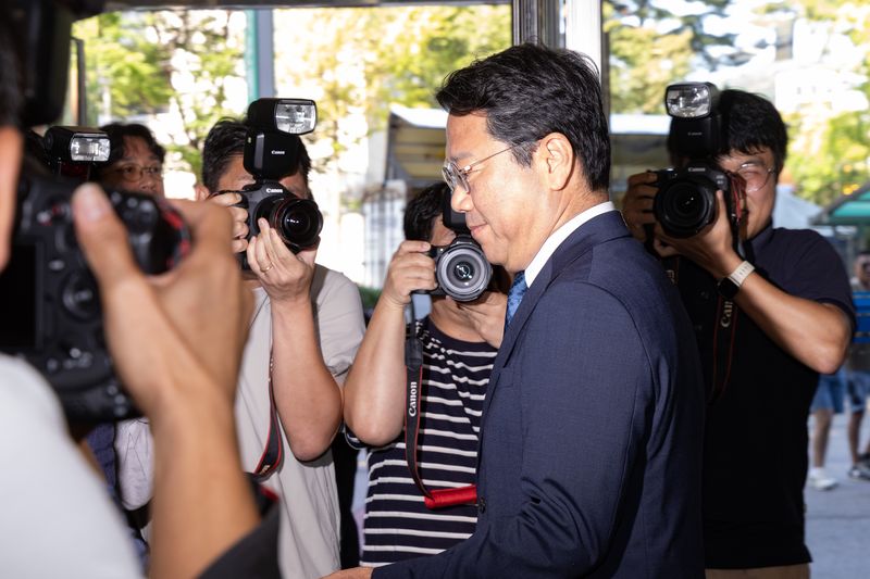 [서울=뉴시스] 황준선 기자 = 김승원 법무부 장관 후보자가 3일 오전 서울 종로구 적선현대빌딩에 마련된 인사청문 준비 사무실로 출근하고 있다. 2026.09.03. hwang@newsis.com