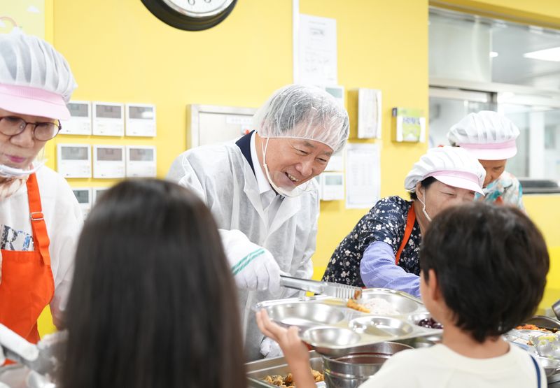 김석준 부산시교육감이 3일 오전 동래구 여고초에서 학생들에게 급식을 나눠주고 있다. 부산시교육청 제공