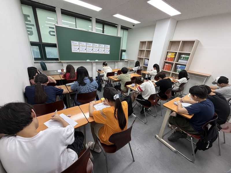 플래너스어학원의 '2026 영어 글쓰기 콘테스트'에 참가한 학생들이 강의실에서 글쓰기 시험을 치르고 있다. 교원 제공