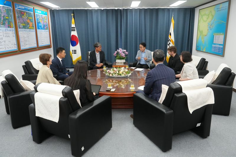 UPS 아시아태평양 지역본부 관계자들이 부산진해경제자유구역청을 방문해 면담을 하고 있다. 부산진해경제자유구역청 제공