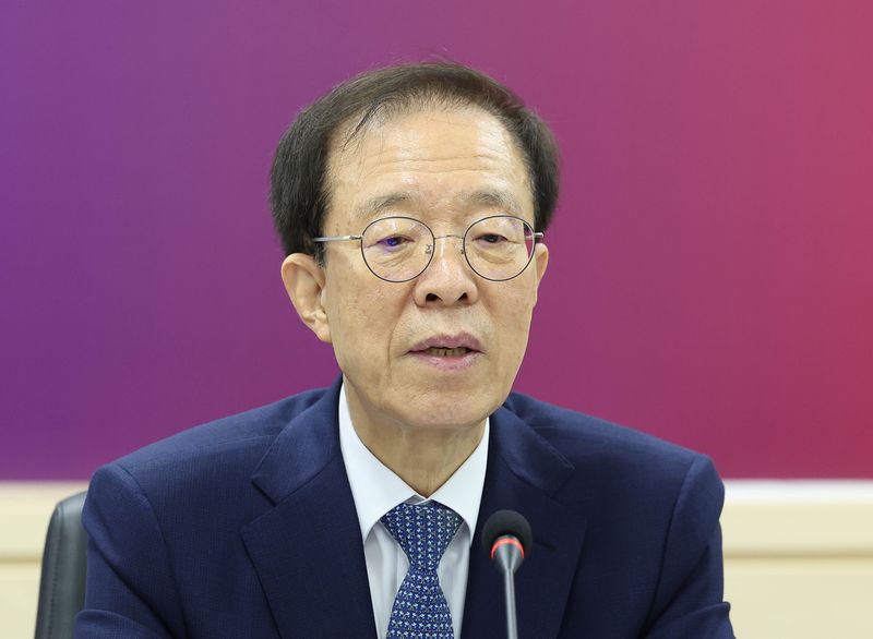 이석연 국민통합위원회 위원장이 지난 6월 서울 종로구 정부서울청사에서 지휘자 진솔에게 홍보대사 위촉장을 수여하기 앞서 인사말 하고 있다. 뉴시스