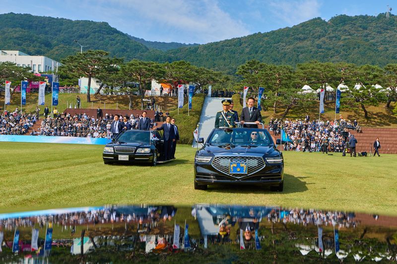 [서울=뉴시스] 대통령실은 지난 1일 이재명 대통령이 충남 계룡대에서 열린 건군 77주년 국군의 날 기념식에서 열병 차량에 탑승해 사열하 모습을 2일 SNS에 공개했다. (사진=이재명 대통령 SNS) 2025.10.02. photo@newsis.com *재판매 및 DB 금지