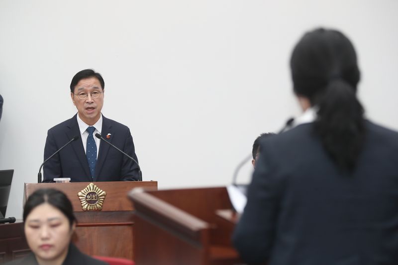 위성곤 제주도지사가 3일 제주특별자치도의회 제454회 제1차 정례회 도정질문에서 정다운 의원의 질문에 답하고 있다. 위 지사는 이날 혼자 제주를 찾는 관광객이 위기상황에서 안전지원을 요청할 수 있도록 ‘안심여행기구’를 설치하고 제주 디지털 관광증 ‘나우다’와 연계하는 방안을 추진하겠다고 밝혔다. /사진=제주특별자치도의회 제공