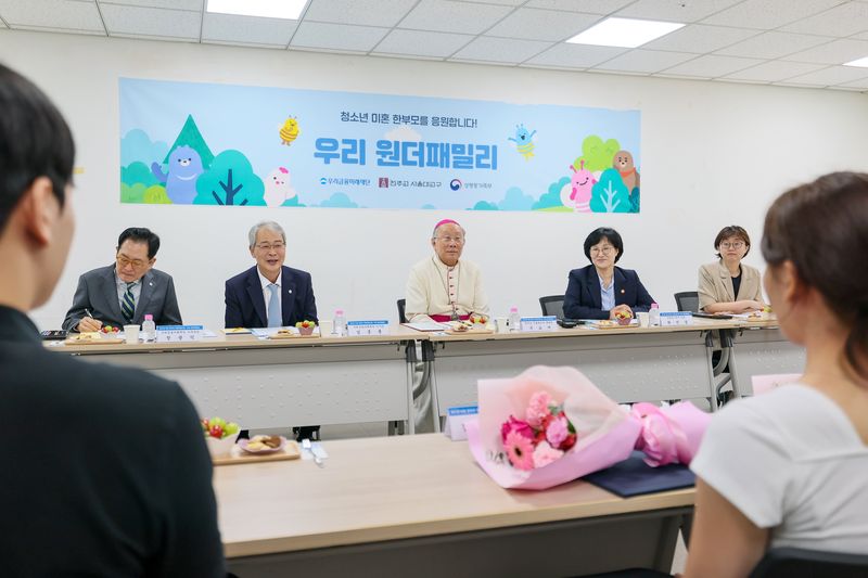 임종룡 우리금융미래재단 이사장(왼쪽 두번째부터), 구요비 천주교 서울대교구 총대리 주교, 원민경 성평등가족부 장관이 3일 서울 중구 천주교 서울대교구청에서 열린 '청소년 미혼 한부모 자립지원사업' 성과공유 간담회에 참석해 사업성과와 현장 의견을 듣고 있다. 우리금융그룹 제공