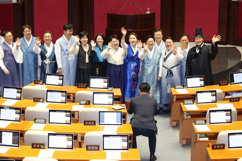 한복을 입은 여야 의원들이 1일 서울 여의도 국회에서 열린 제439회국회(정기회) 1차 본회의를 마친 후 기념 촬영을 하고 있다. 2026.9.1 ⓒ 뉴스1 신웅수 기자