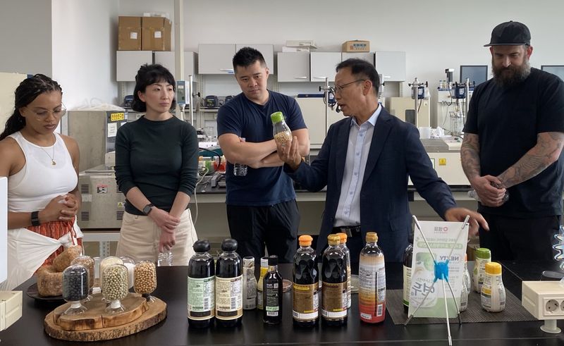 지난 2일 충북 오송에 위치한 샘표 우리발효연구중심을 방문한 유명 해외 셰프들이 샘표의 장류 제품에 대한 설명을 듣고 있다. 샘표 제공