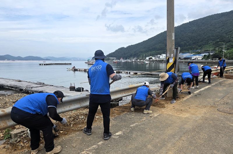3일 경남 거제시 긴급 수해복구 지원 활동에 나선 부산환경공단 직원들이 둔덕면 일대 수해 현장에서 도로변 토사를 걷어내고 있다. 부산환경공단 제공