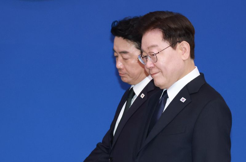 이재명 대통령과 강훈식 비서실장이 3일 청와대에서 수석보좌관회의에 입장하고 있다. 연합뉴스