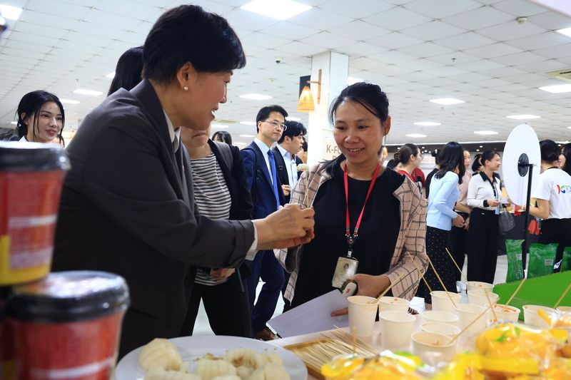 송미령 농림축산식품부 장관이 베트남을 방문해 현지에 진출한 우리 기업의 K-외식과 급식을 연계한 K-푸드 수출 확대 방안을 점검했다. (사진 = 농식품부 제공) 2026.04.23. *재판매 및 DB 금지