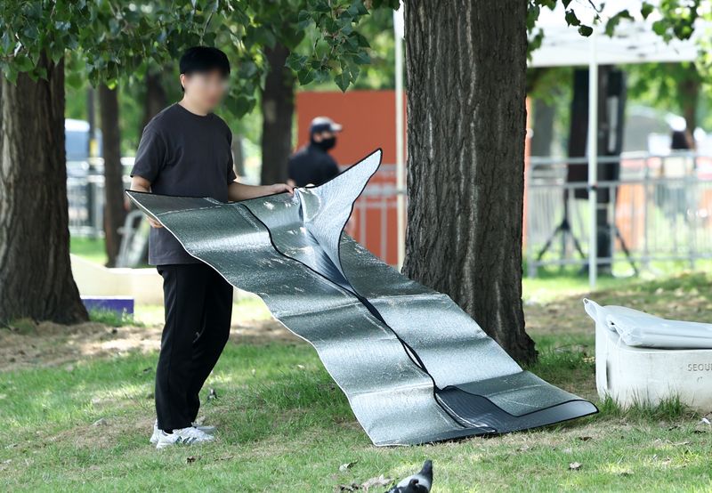 2026 서울세계불꽃축제를 이틀 앞둔 3일 여의도 한강공원에서 한 시민이 돗자리로 자리를 맡고 있다. 불꽃축제를 앞두고 중고거래 플랫폼에서는 무료로 이용할 수 있는 공원 자리를 미리 선점해 돈을 받고 판매하는 '자리잡기 대행' 거래가 성행하고 있다. 2026.09.03 /사진=뉴스1