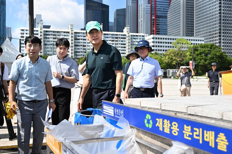오세훈 서울시장(앞줄 왼쪽 두번째)이 서울세계불꽃축제 개최를 앞둔 3일 오전 여의도 한강공원에서 행사 현장을 둘러보고 있다.