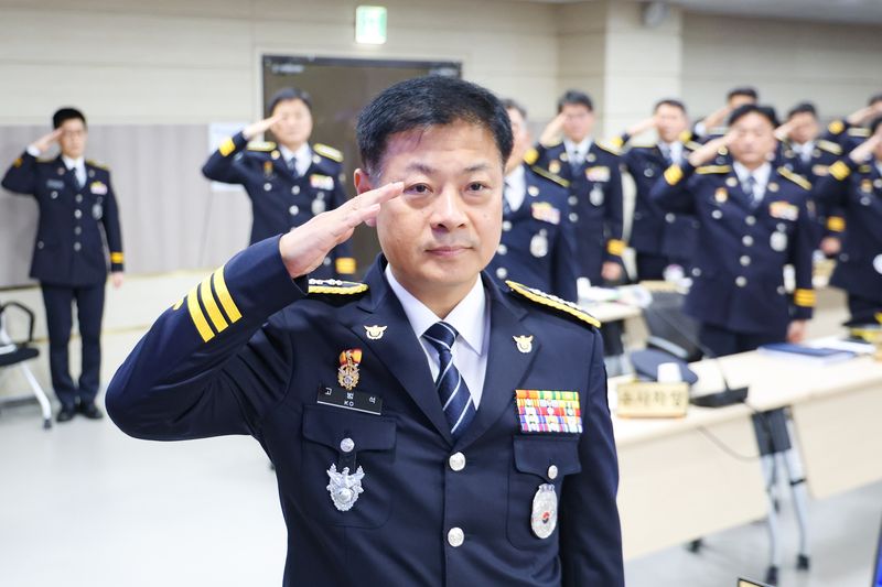 고범석 신임 서울경찰청장이 3일 오후 서울 종로구 서울경찰청에서 열린 취임식에서 국민의례를 하고 있다. 뉴시스