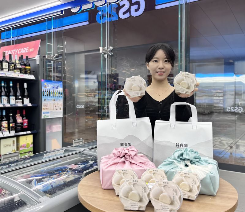 GS25에서 모델이 한정선 요거트 찹쌀떡을 들고 포즈를 취하고 있다. GS25 제공