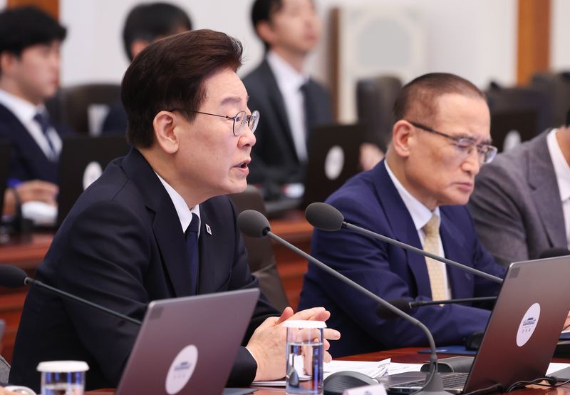 이재명 대통령이 지난 3일 청와대에서 열린 수석보좌관회의에서 발언하고 있다. 뉴스1