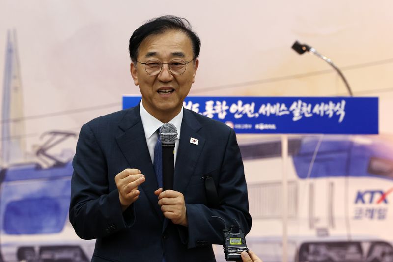 김윤덕 국토부 장관이 3일 서울 중구 코레일 서울본부에서 열린 고속철도 통합 안전·서비스 실천 서약식에서 발언하고 있다. 사진=뉴시스화상