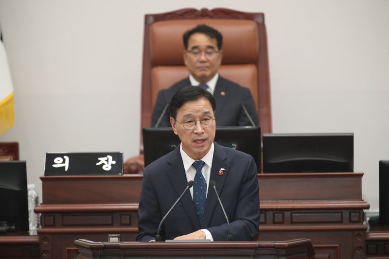위성곤 제주도지사가 3일 제주특별자치도의회 제454회 제1차 정례회 도정질문에서 의원들의 질문에 답하고 있다. 위 지사는 김효 국민의힘 의원의 질문에 예래휴양형주거단지와 제주헬스케어타운 정상화를 위해 JDC와 협의를 이어가고 제주 관광을 사계절 체류·경험형 산업으로 전환하겠다는 방향을 제시했다. /사진=제주특별자치도의회 제공