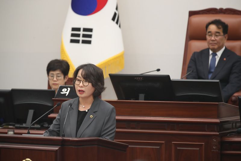 김효 국민의힘 제주도의원이 3일 제주특별자치도의회 제454회 제1차 정례회 제2차 본회의에서 위성곤 제주도지사를 상대로 도정질문을 하고 있다. 김 의원은 예래휴양형주거단지와 제주헬스케어타운 정상화, 제주형 복합리조트, 제2공항 갈등 해결, 제주 대표 상설공연 육성방안 등을 집중적으로 물었다. /사진=제주특별자치도의회 제공